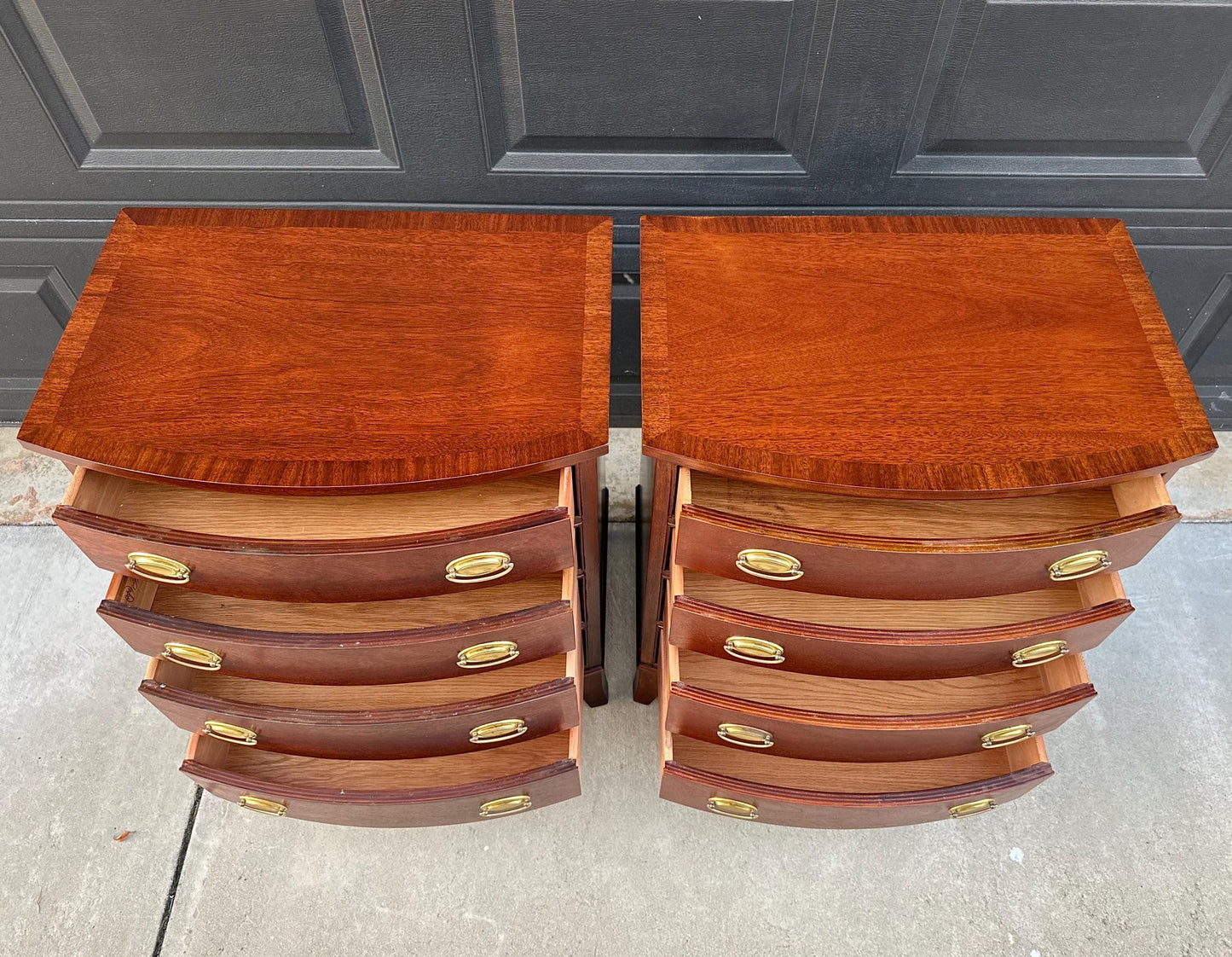 Vintage Mahogany Bow Front Hepplewhite Four Drawer Thomasville Nightstands - a Pair