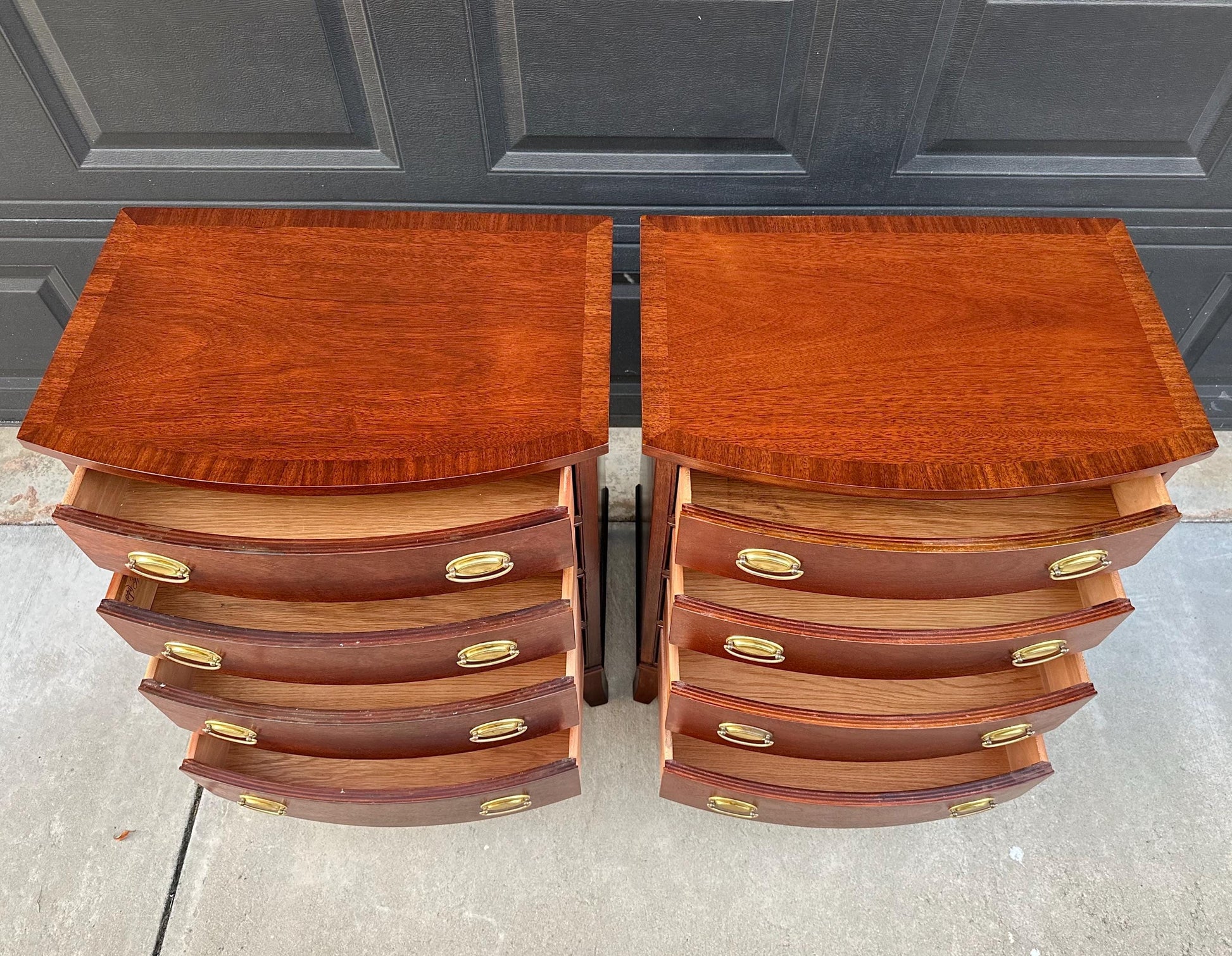 Vintage Mahogany Bow Front Hepplewhite Four Drawer Thomasville Nightstands - a Pair