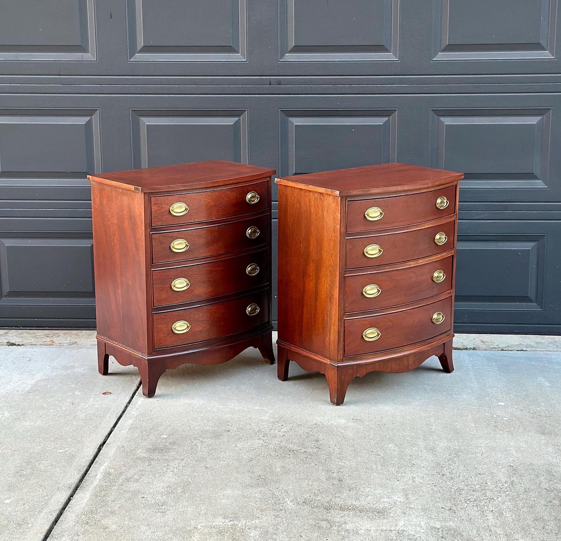 Vintage Mahogany Bow Front Hepplewhite Four Drawer Thomasville Nightstands - a Pair