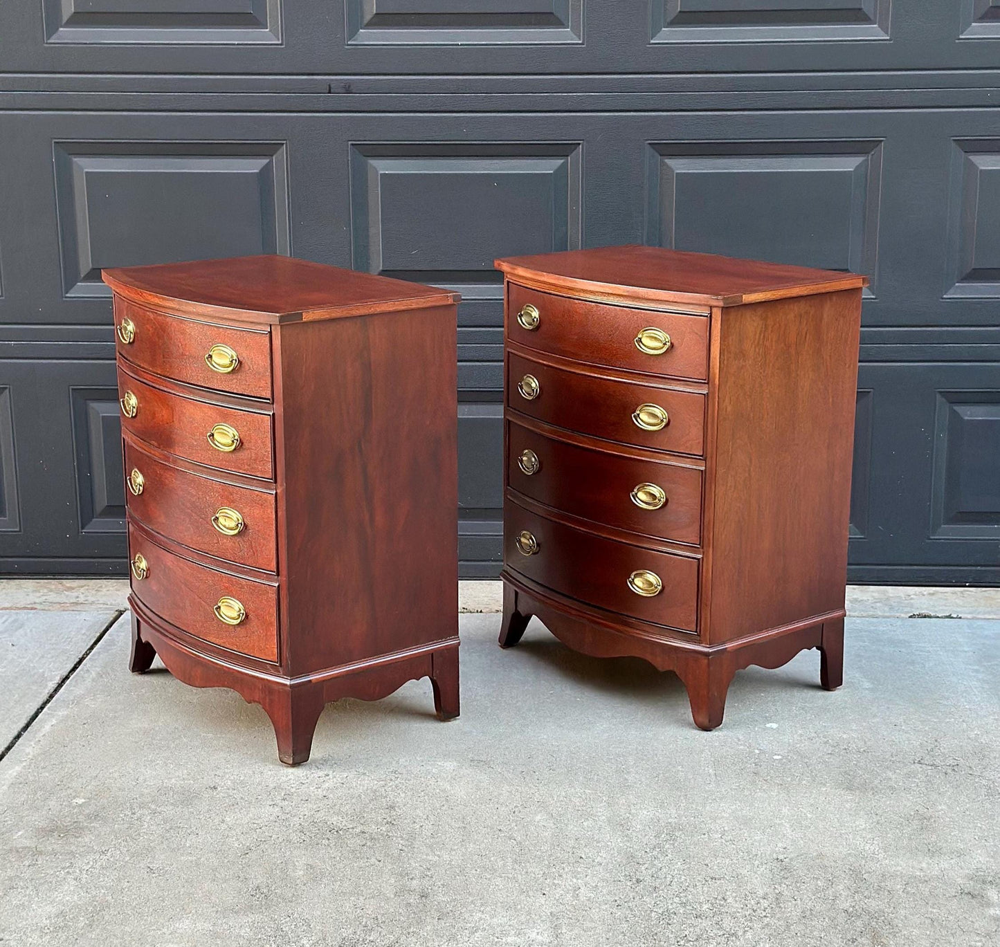 Vintage Mahogany Bow Front Hepplewhite Four Drawer Thomasville Nightstands - a Pair