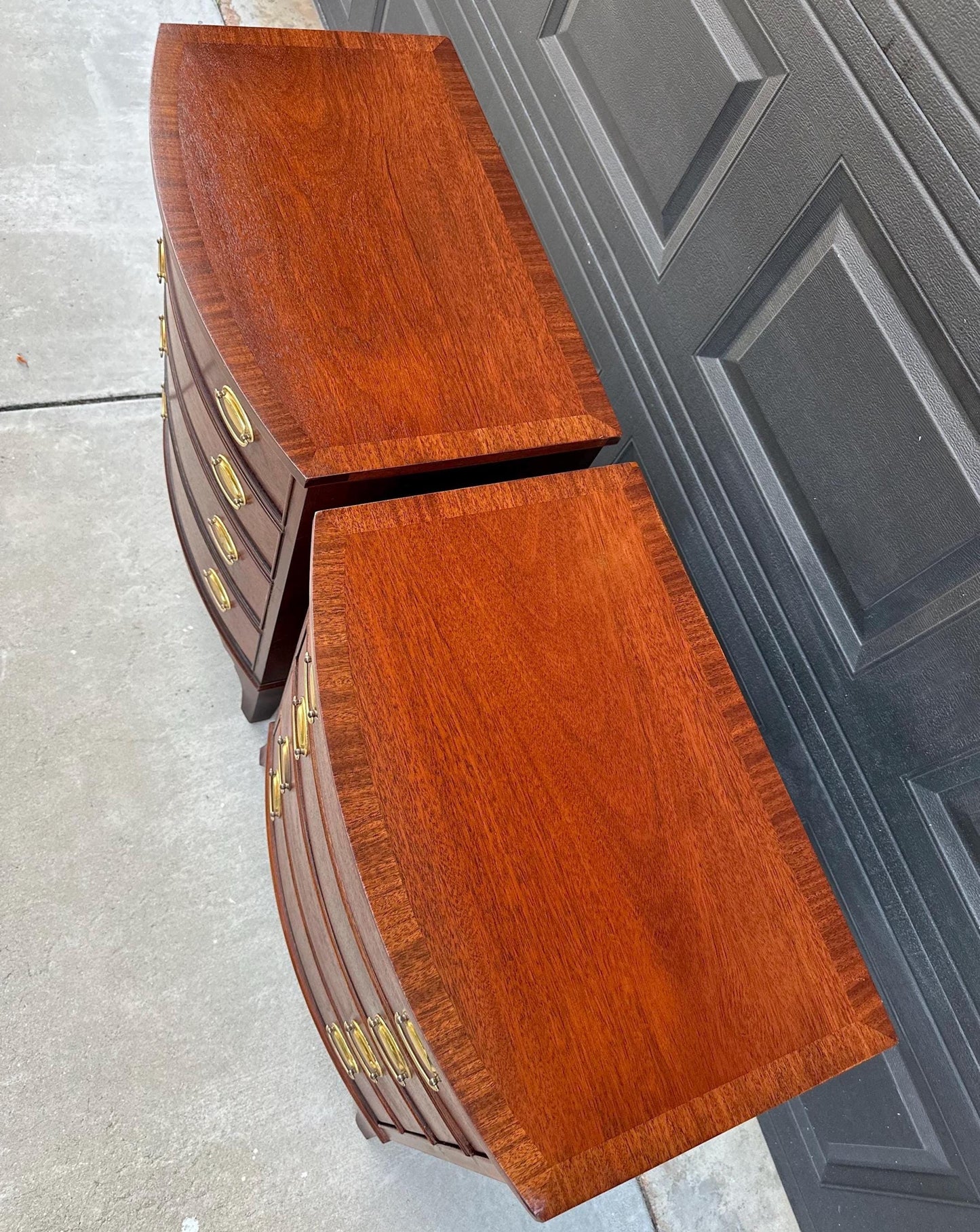 Vintage Mahogany Bow Front Hepplewhite Four Drawer Thomasville Nightstands - a Pair