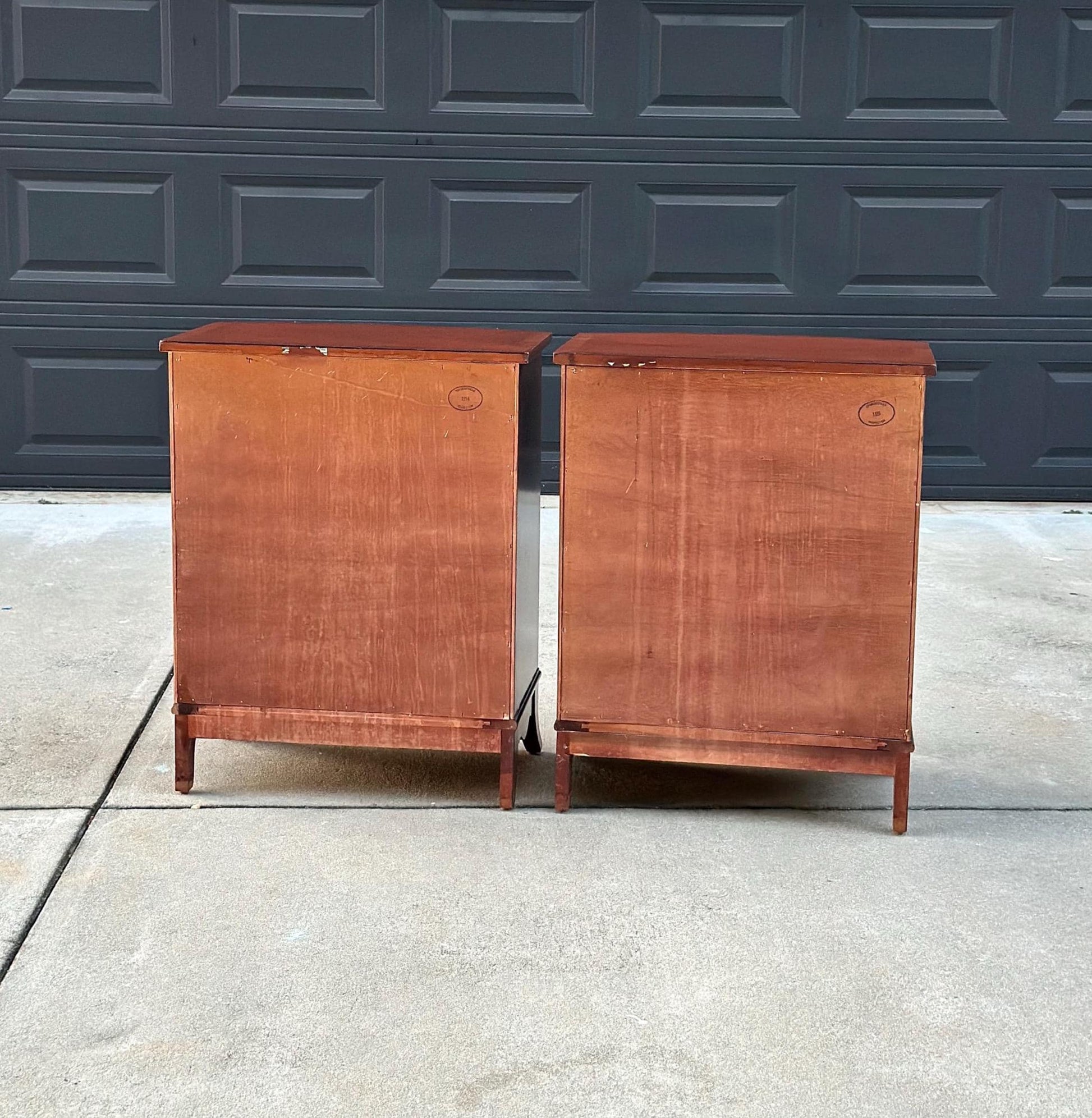 Vintage Mahogany Bow Front Hepplewhite Four Drawer Thomasville Nightstands - a Pair