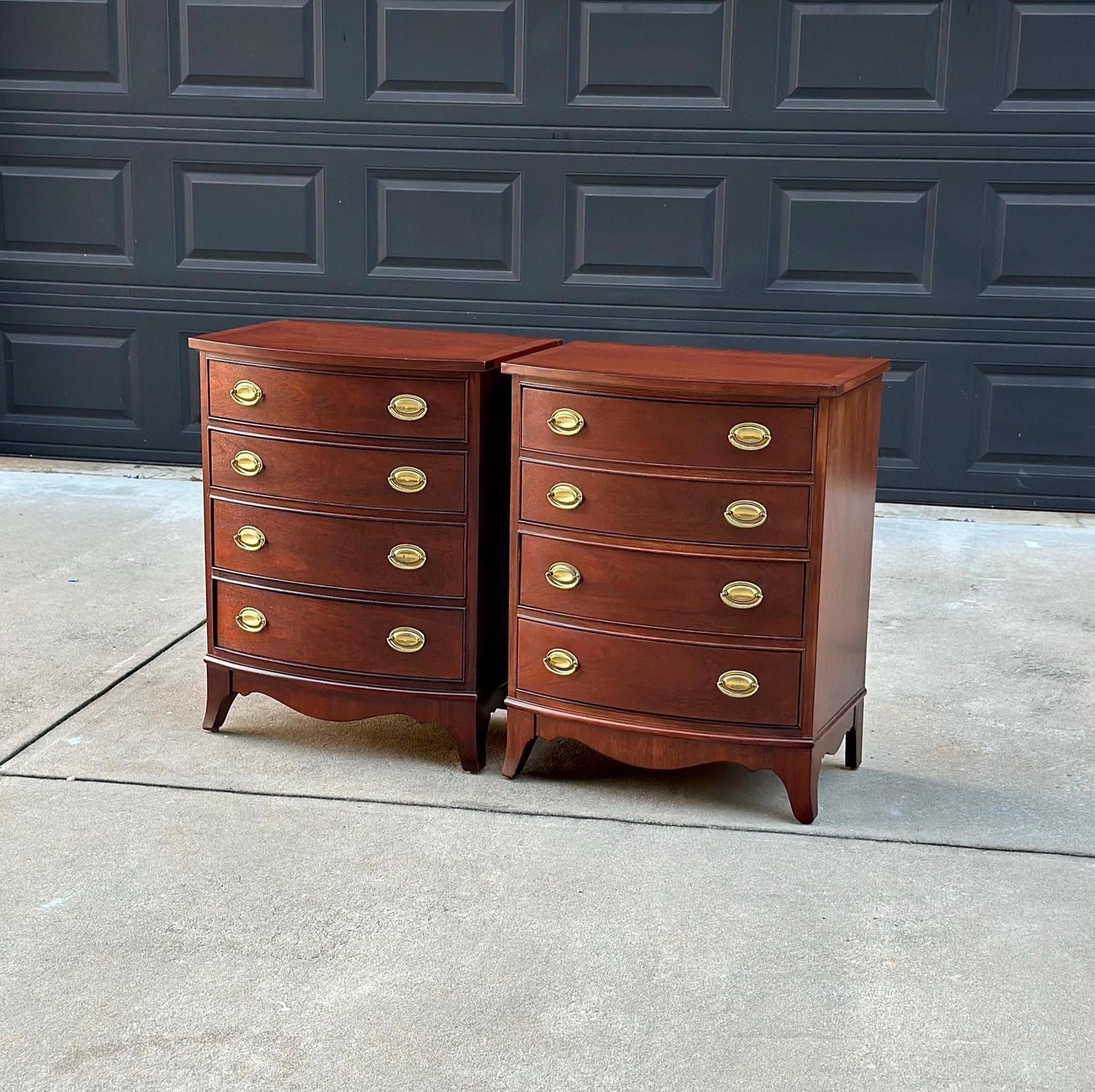 Vintage Mahogany Bow Front Hepplewhite Four Drawer Thomasville Nightstands - a Pair