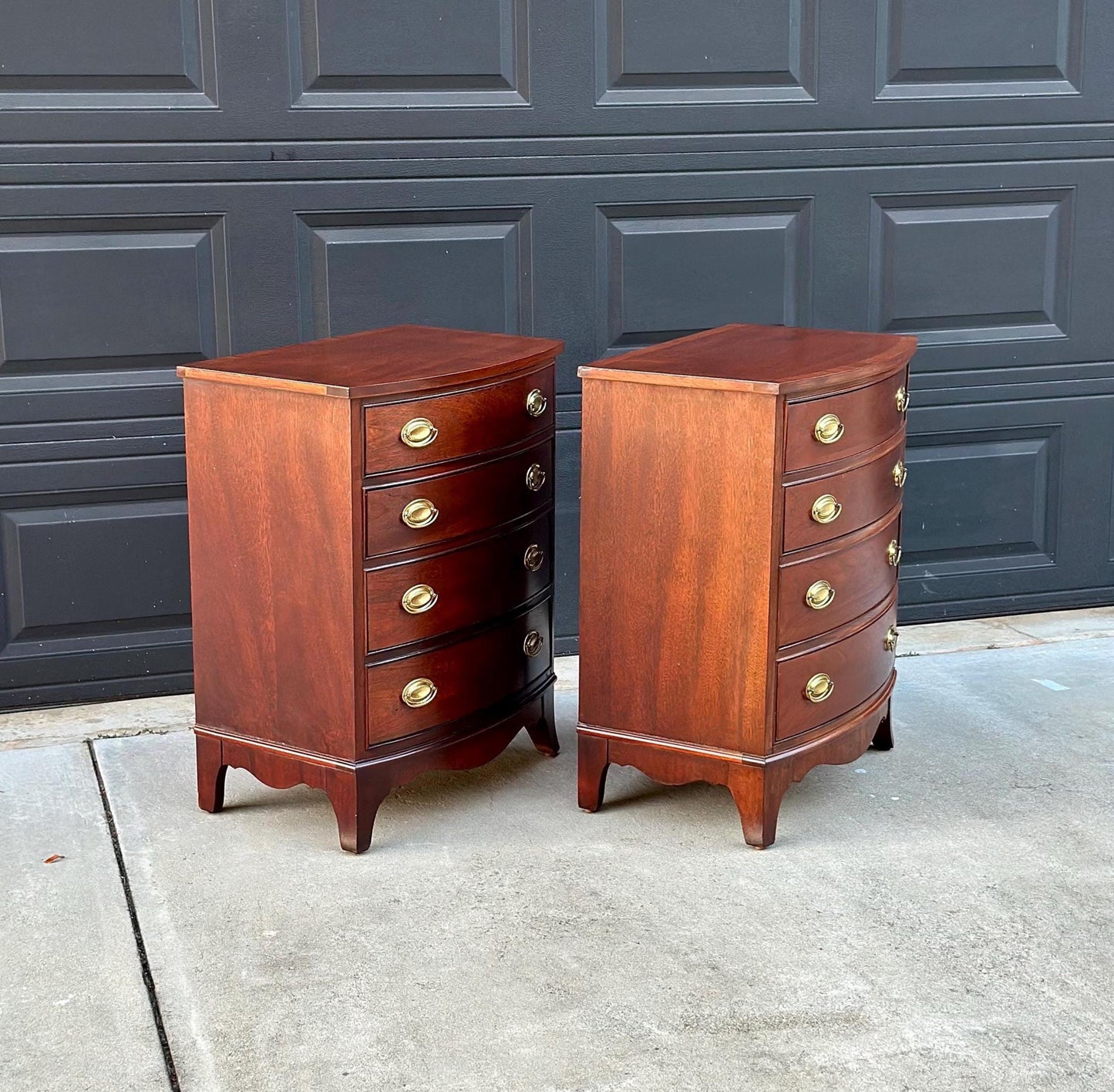 Vintage Mahogany Bow Front Hepplewhite Four Drawer Thomasville Nightstands - a Pair