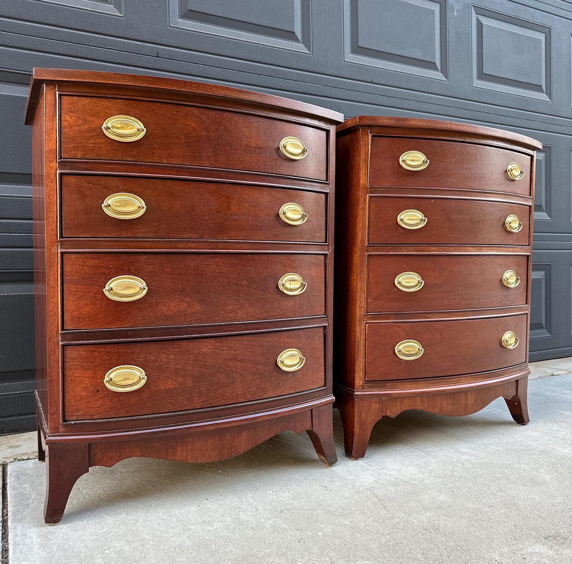 Vintage Mahogany Bow Front Hepplewhite Four Drawer Thomasville Nightstands - a Pair