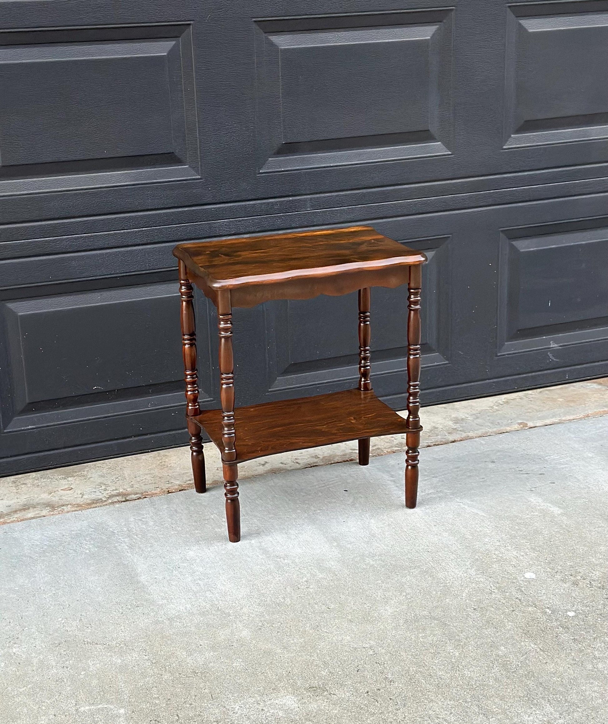Antique Mid 1900's Solid Wood Spindle Leg Small Scalloped Accent Table
