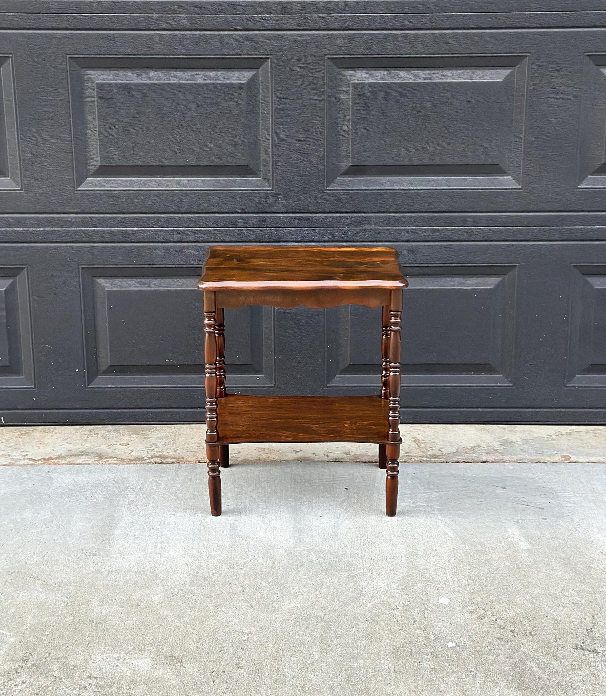 Antique Mid 1900's Solid Wood Spindle Leg Small Scalloped Accent Table