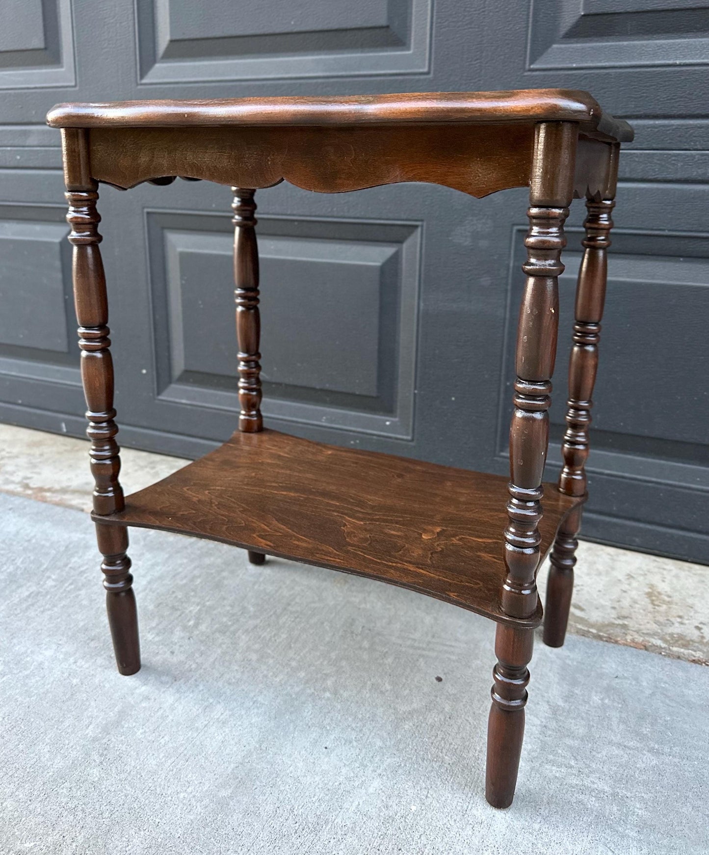 Antique Mid 1900's Solid Wood Spindle Leg Small Scalloped Accent Table