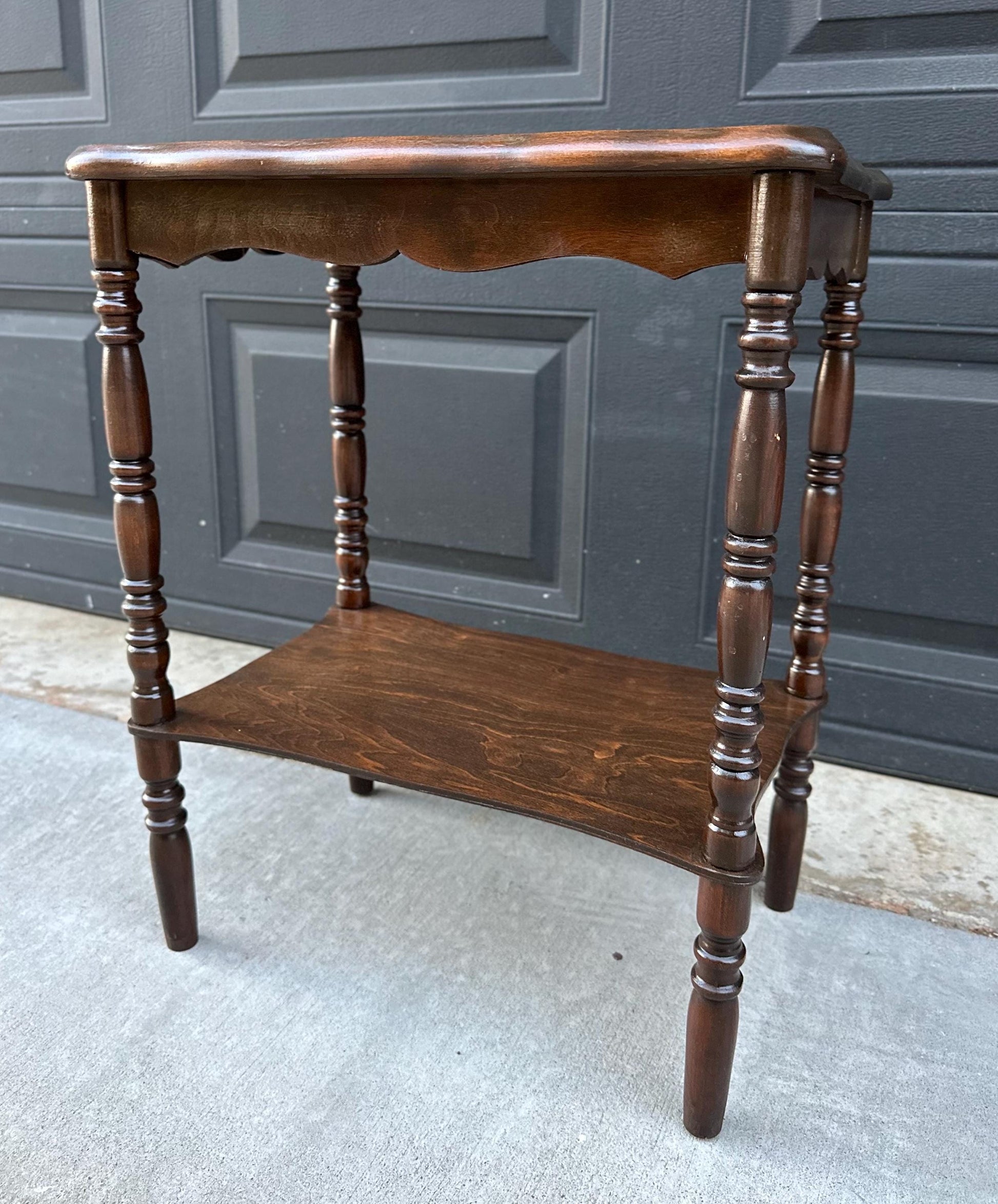 Antique Mid 1900's Solid Wood Spindle Leg Small Scalloped Accent Table