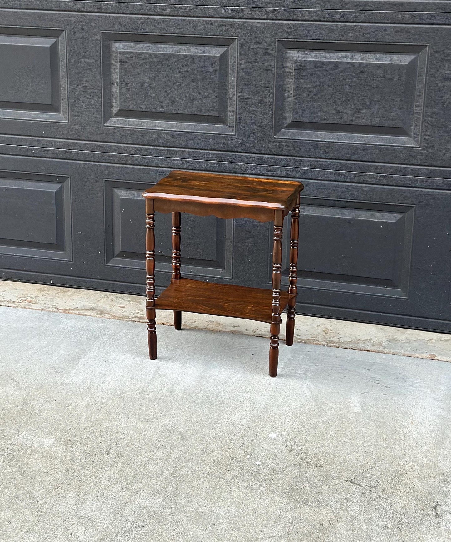 Antique Mid 1900's Solid Wood Spindle Leg Small Scalloped Accent Table