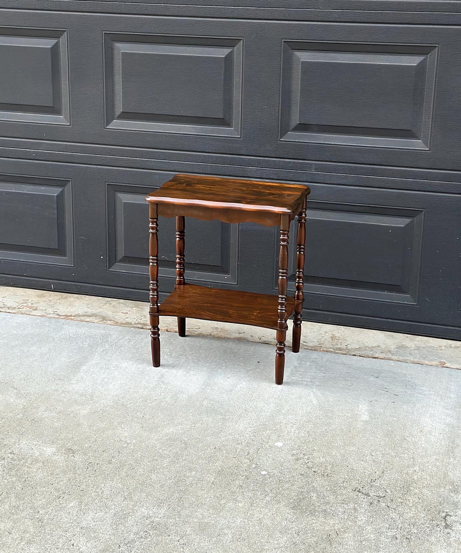 Antique Mid 1900's Solid Wood Spindle Leg Small Scalloped Accent Table