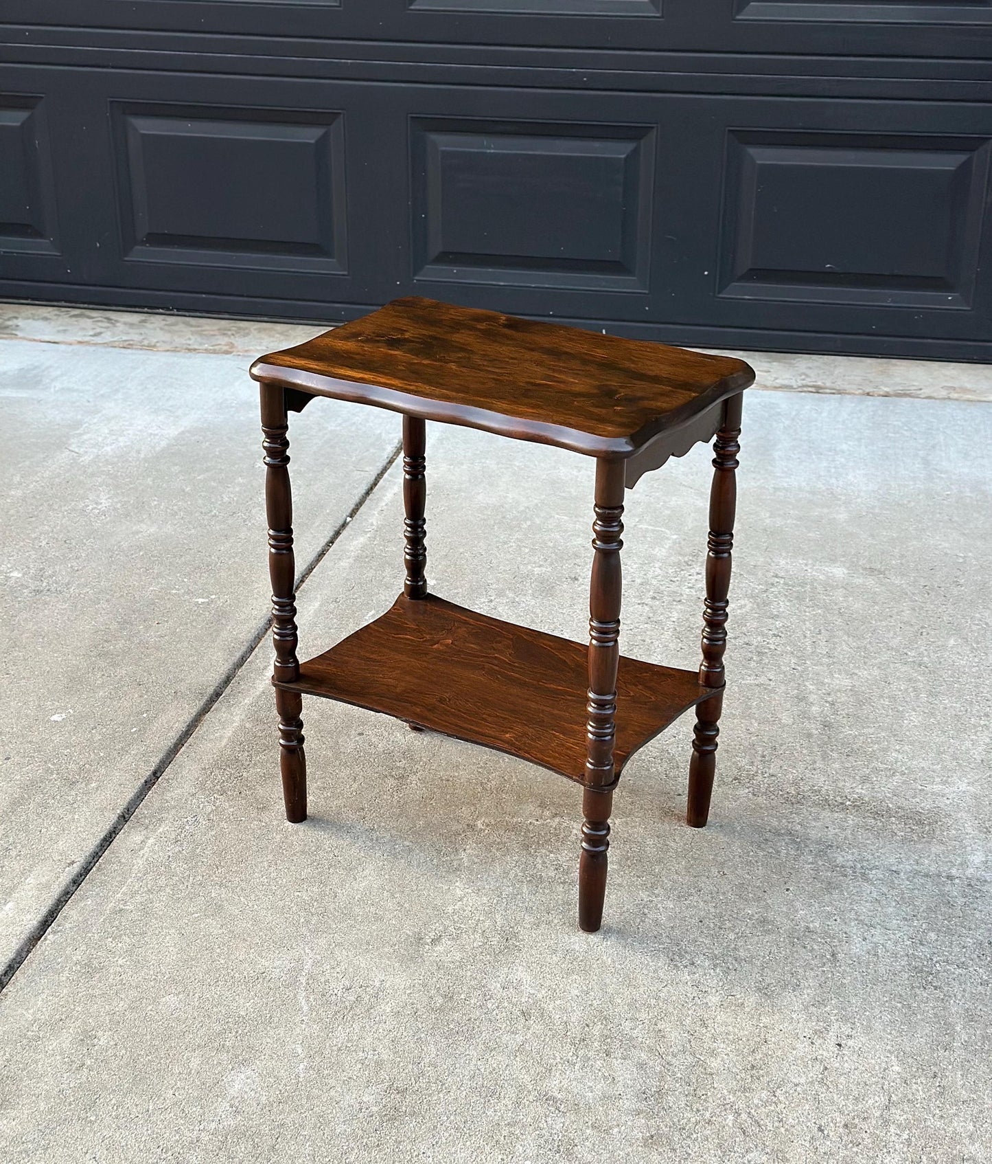 Antique Mid 1900's Solid Wood Spindle Leg Small Scalloped Accent Table