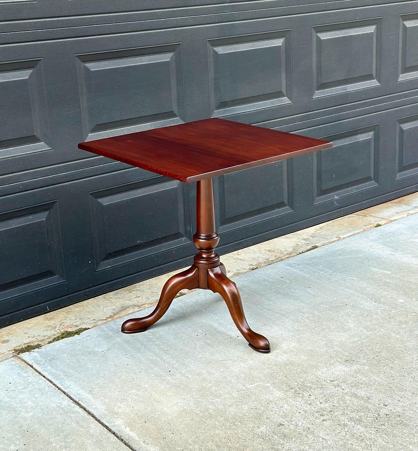 Vintage Mid 1900s Kittinger Williamsburg Mahogany Colonial Lamp Accent Table 25"
