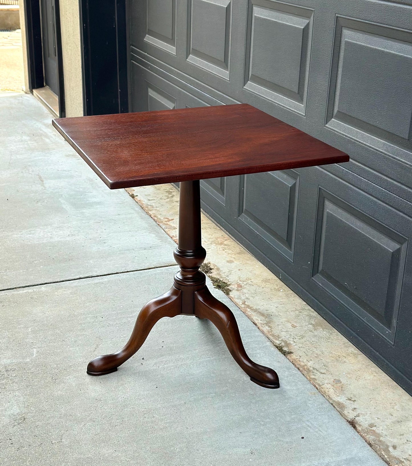 Vintage Mid 1900s Kittinger Williamsburg Mahogany Colonial Lamp Accent Table 25"