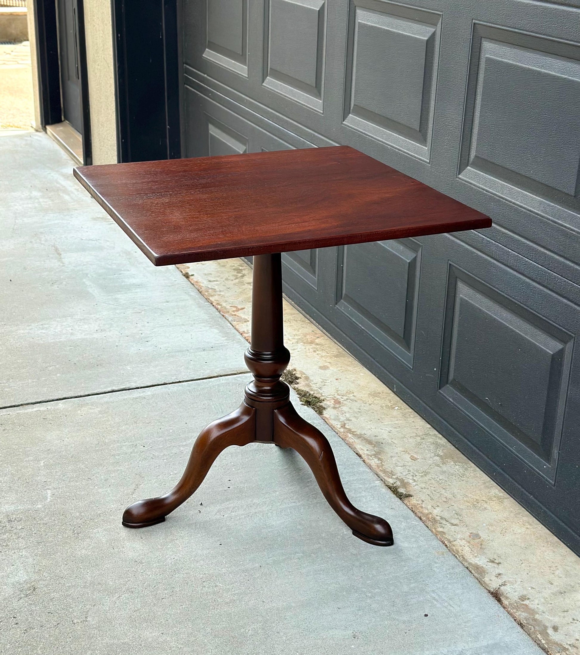 Vintage Mid 1900s Kittinger Williamsburg Mahogany Colonial Lamp Accent Table 25"
