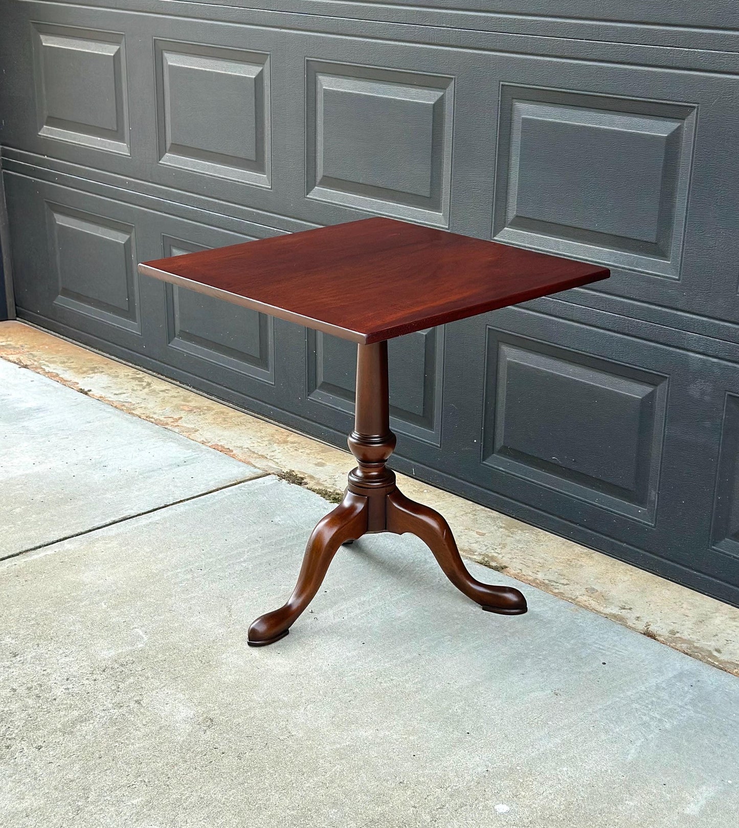 Vintage Mid 1900s Kittinger Williamsburg Mahogany Colonial Lamp Accent Table 25"