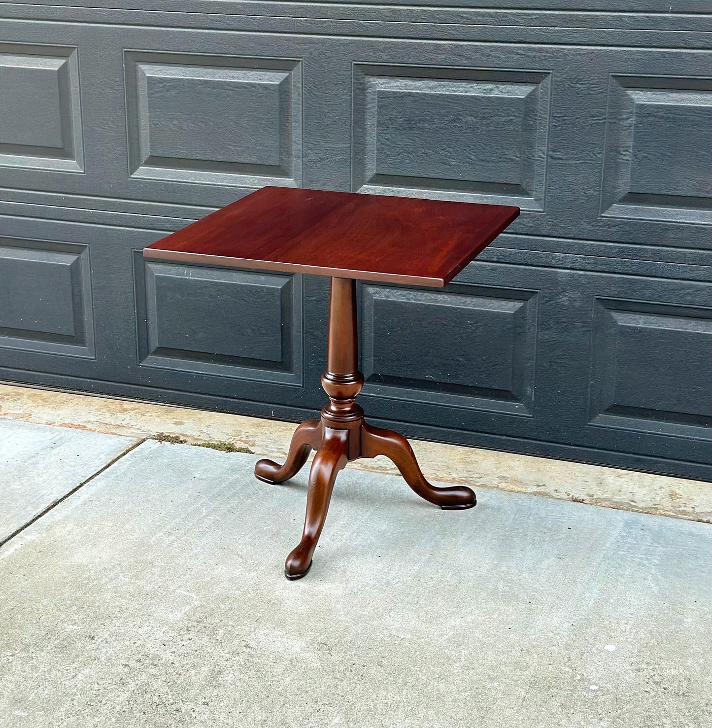 Vintage Mid 1900s Kittinger Williamsburg Mahogany Colonial Lamp Accent Table 25"