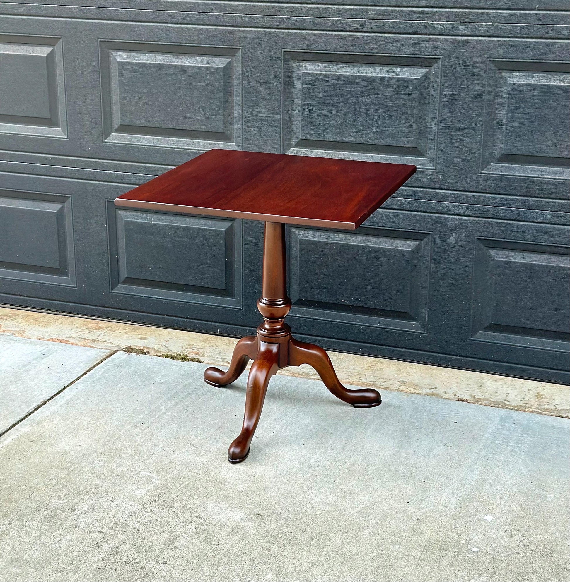 Vintage Mid 1900s Kittinger Williamsburg Mahogany Colonial Lamp Accent Table 25"