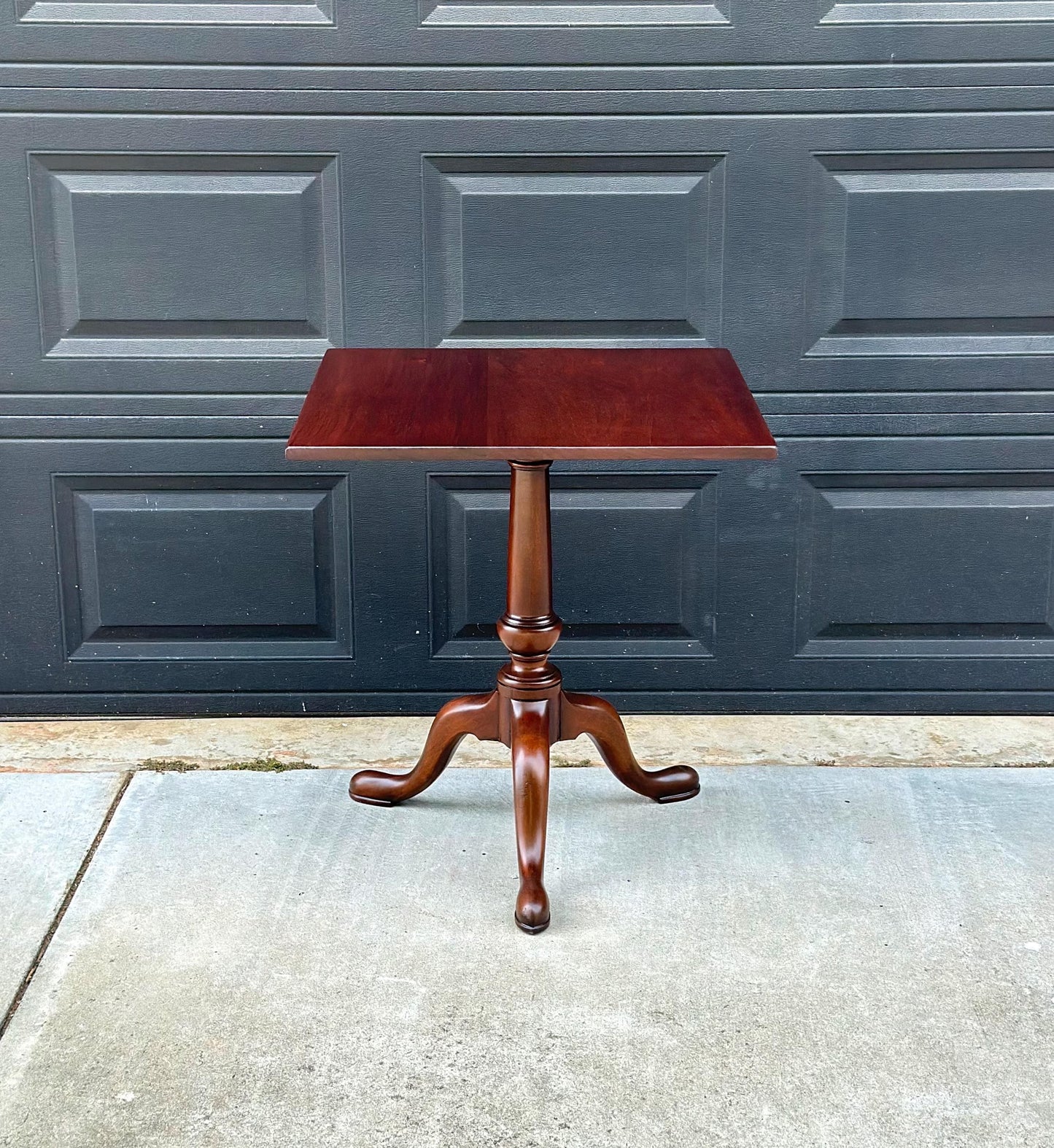 Vintage Mid 1900s Kittinger Williamsburg Mahogany Colonial Lamp Accent Table 25"