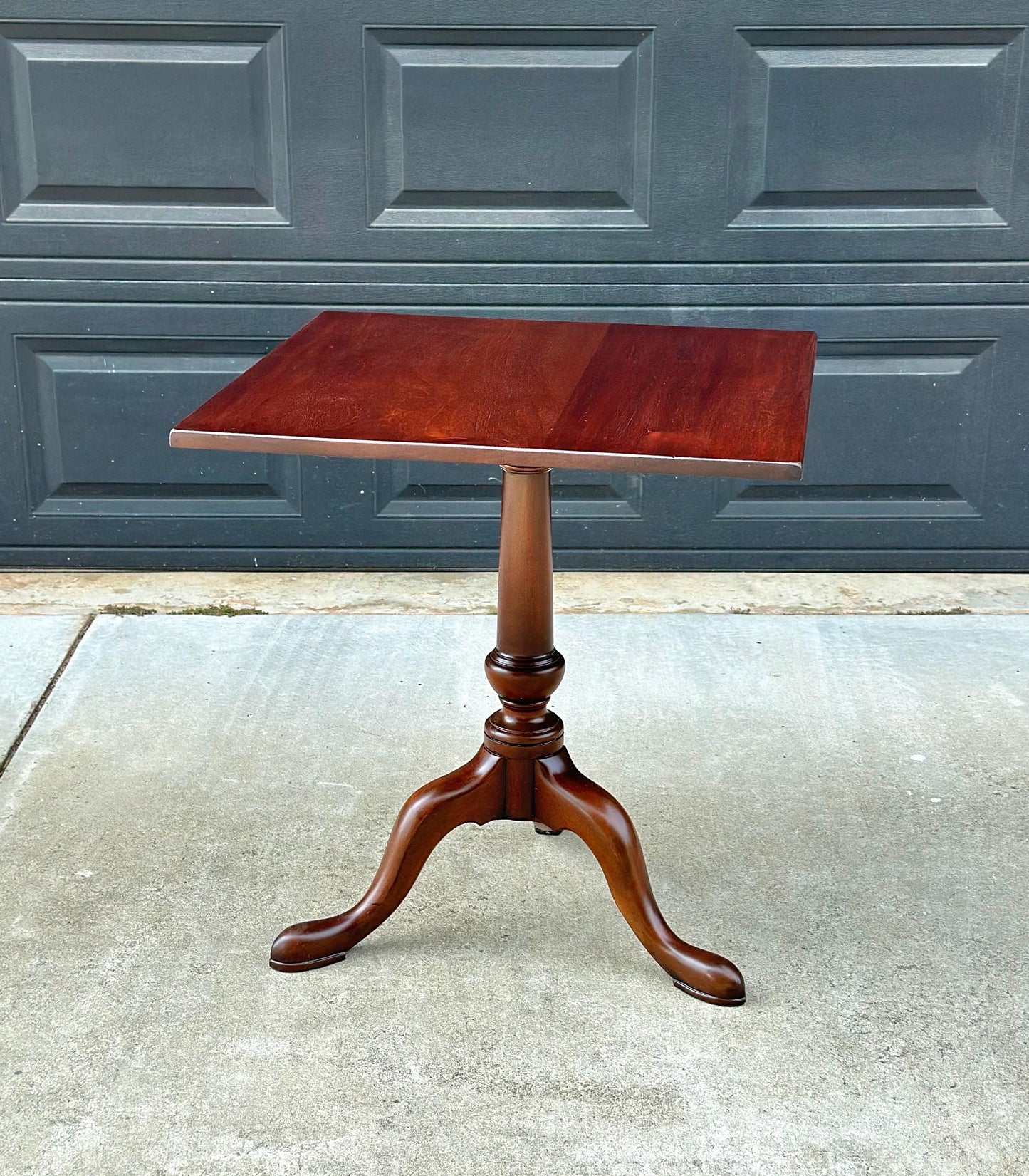 Vintage Mid 1900s Kittinger Williamsburg Mahogany Colonial Lamp Accent Table 25"