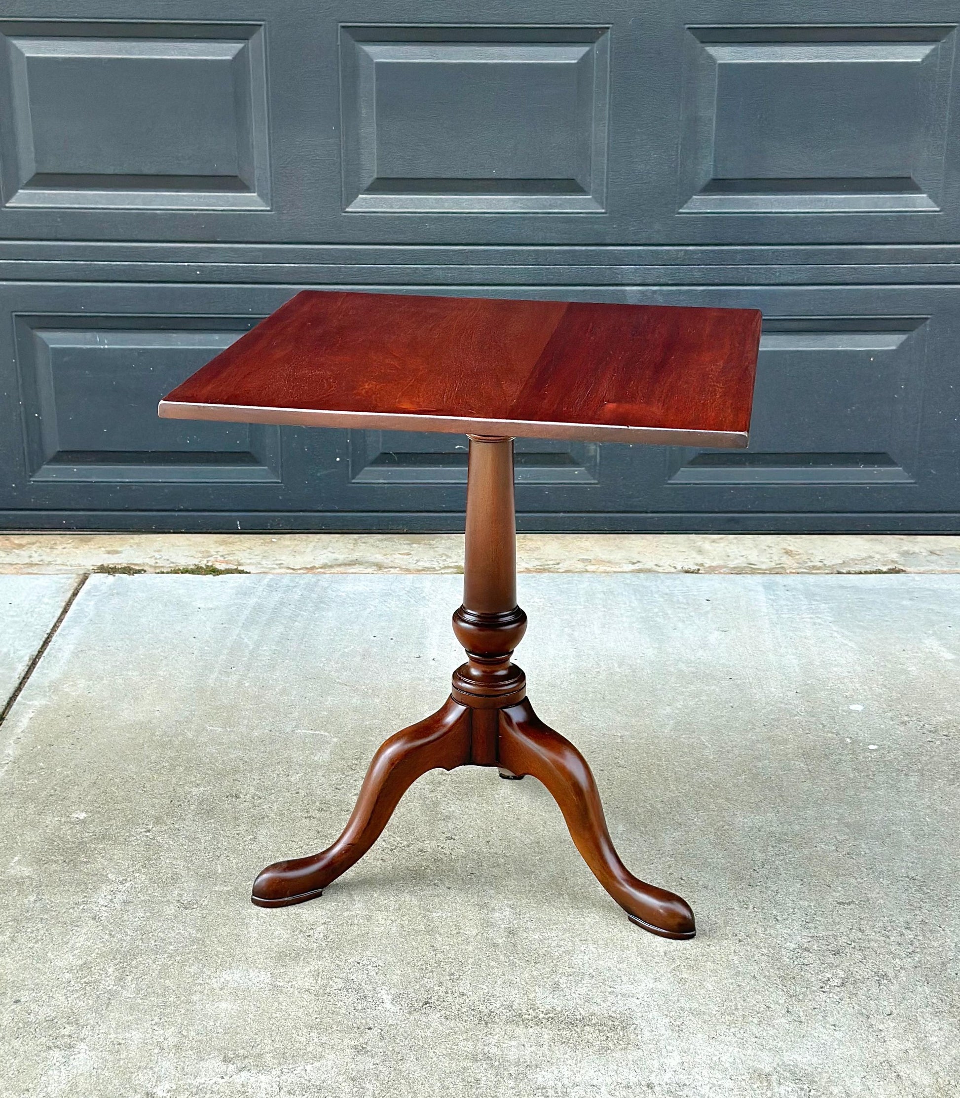 Vintage Mid 1900s Kittinger Williamsburg Mahogany Colonial Lamp Accent Table 25"
