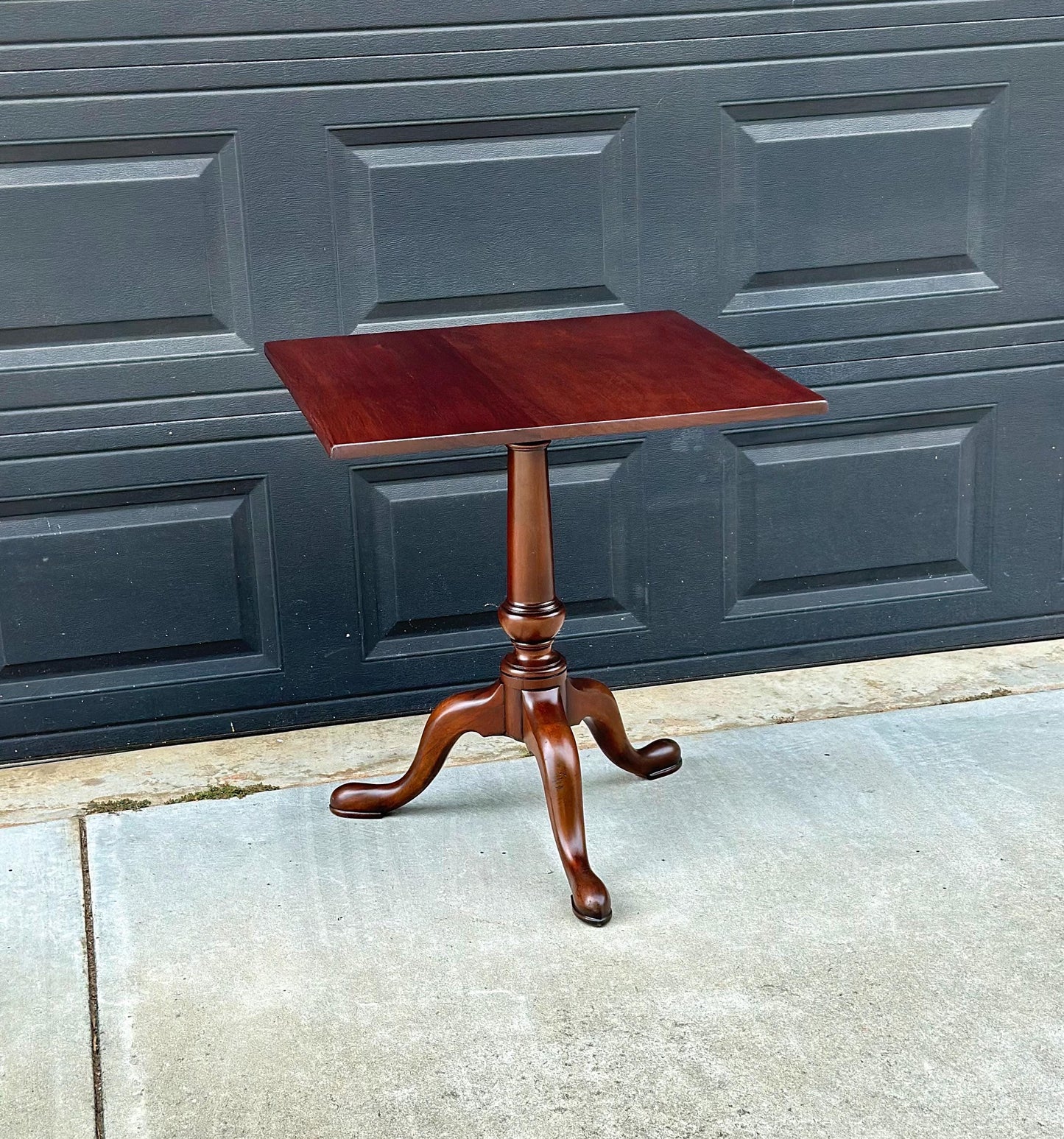 Vintage Mid 1900s Kittinger Williamsburg Mahogany Colonial Lamp Accent Table 25"