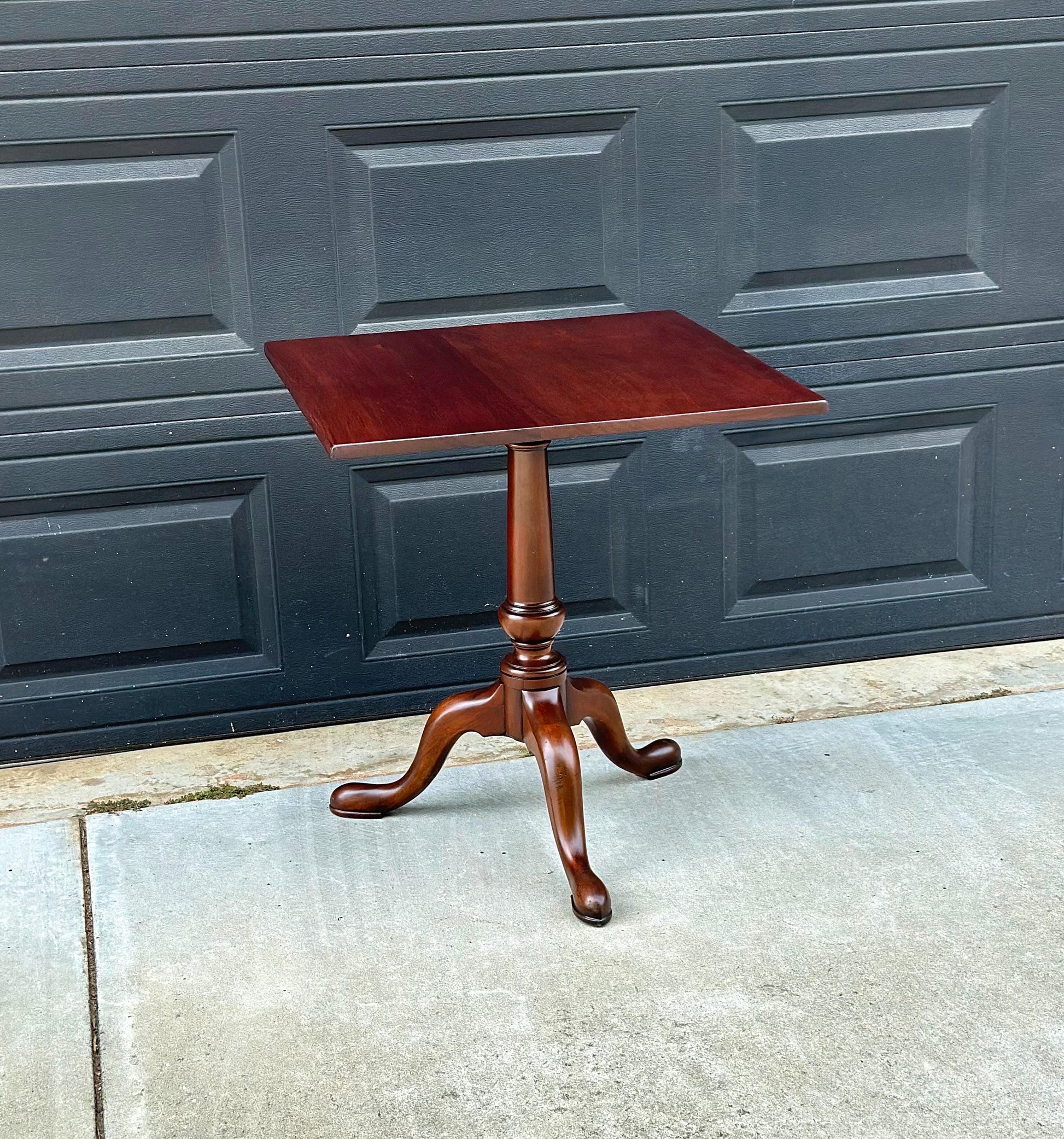 Vintage Mid 1900s Kittinger Williamsburg Mahogany Colonial Lamp Accent Table 25"