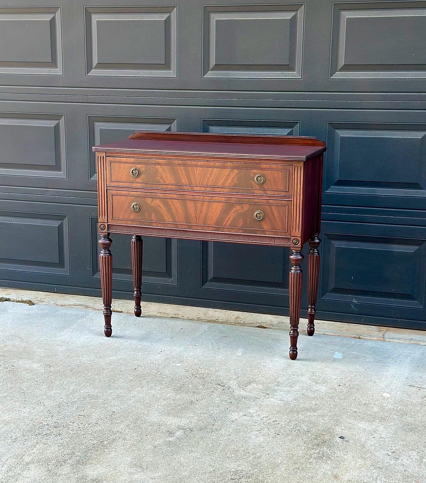 Vintage Mid 20th Century Crotch Mahogany Federal Fluted Leg Hallway Accent Table