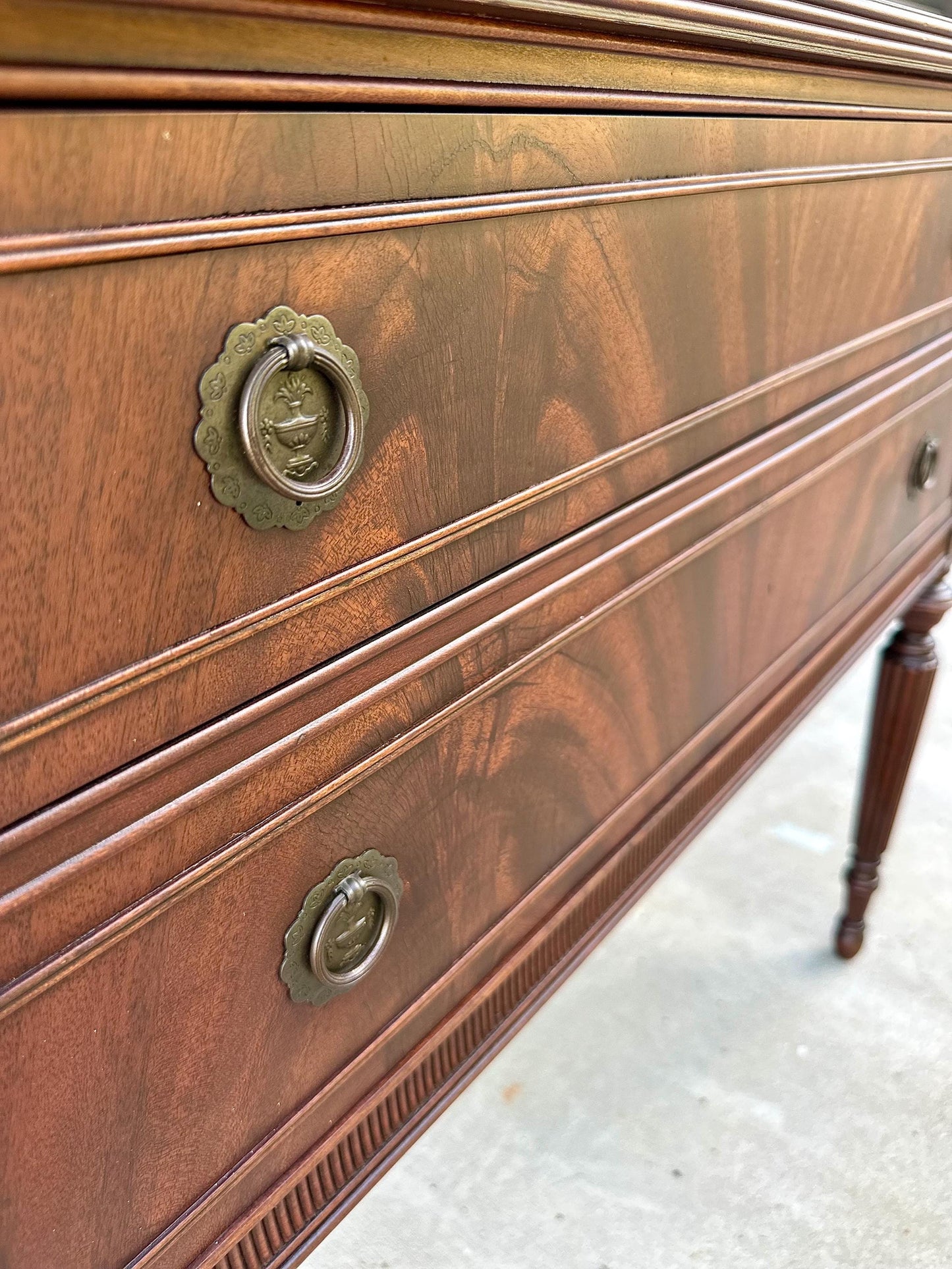 Vintage Mid 20th Century Crotch Mahogany Federal Fluted Leg Hallway Accent Table